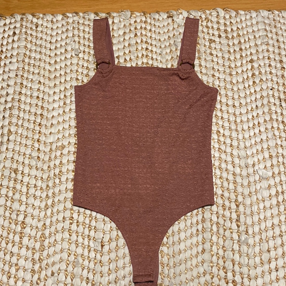 Square neck bodysuit in crinkle with ring detail
